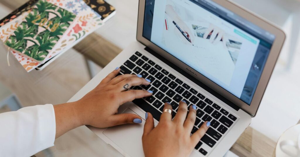 typing on keyboard, working on laptop, best hosting for beginner WordPress blogs, how to start a blog, starting a blog for beginners, best WordPress hosting for beginners