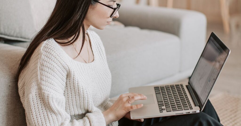 woman working on laptop; work from home; freelance gig; how to start a blog from scratch; start a blog for beginners; blogging for beginners; start a blog step by step; 